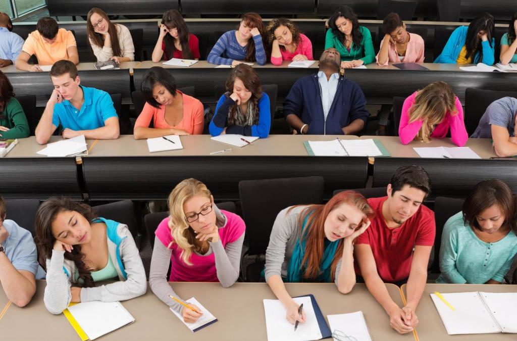 Gelangweilte und schlafende College Studenten in einem Hörsaal