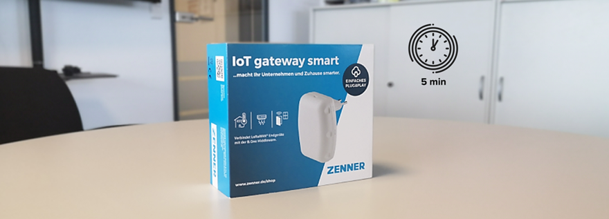 ZENNER IoT GatewayPLUS SMART in blau-weißer Verpackung auf Tisch im Büro