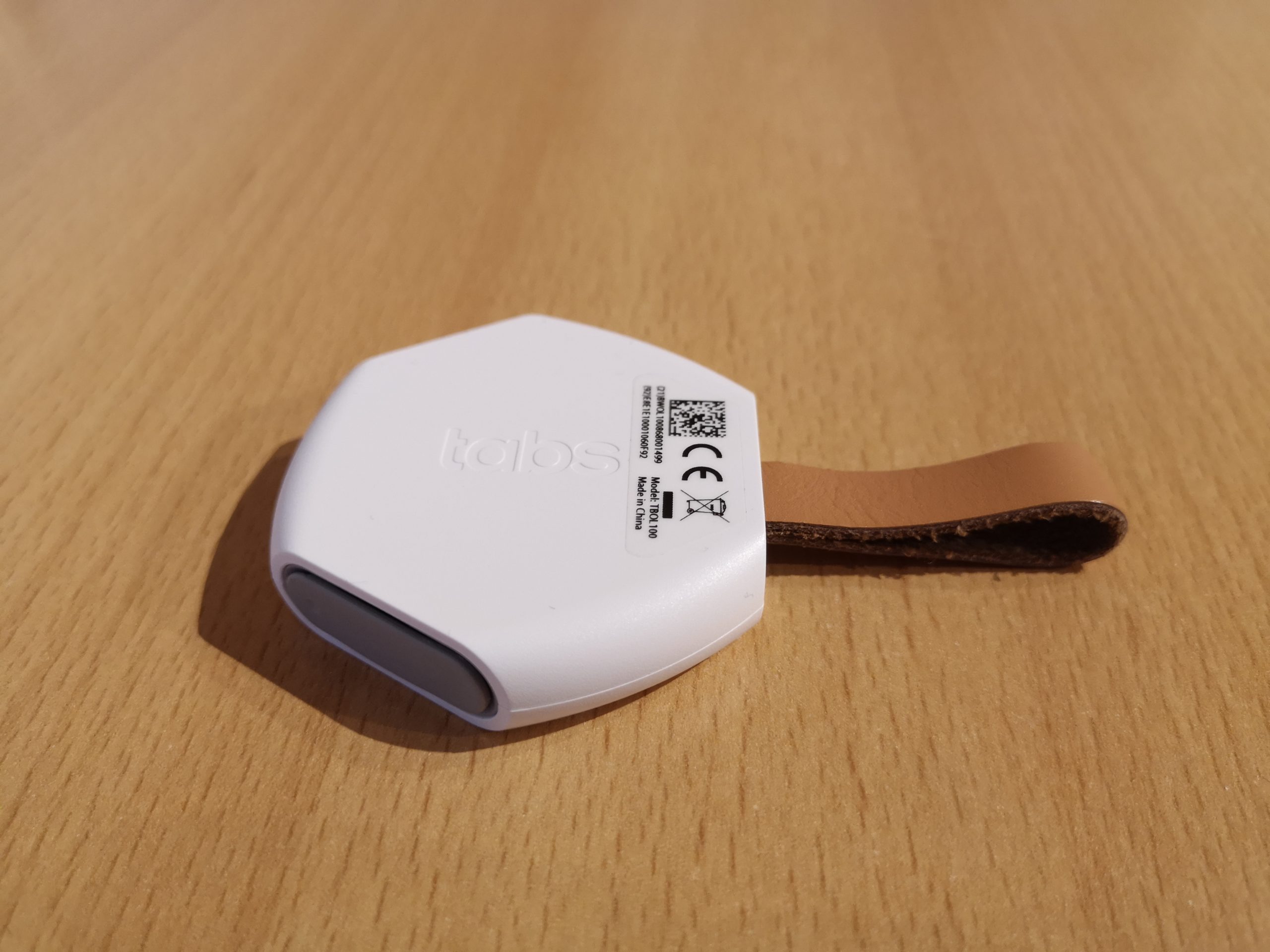 LoRaWAN Sensor Tabs Object Locator auf meinem Schreibtisch Lederschlaufe rechts